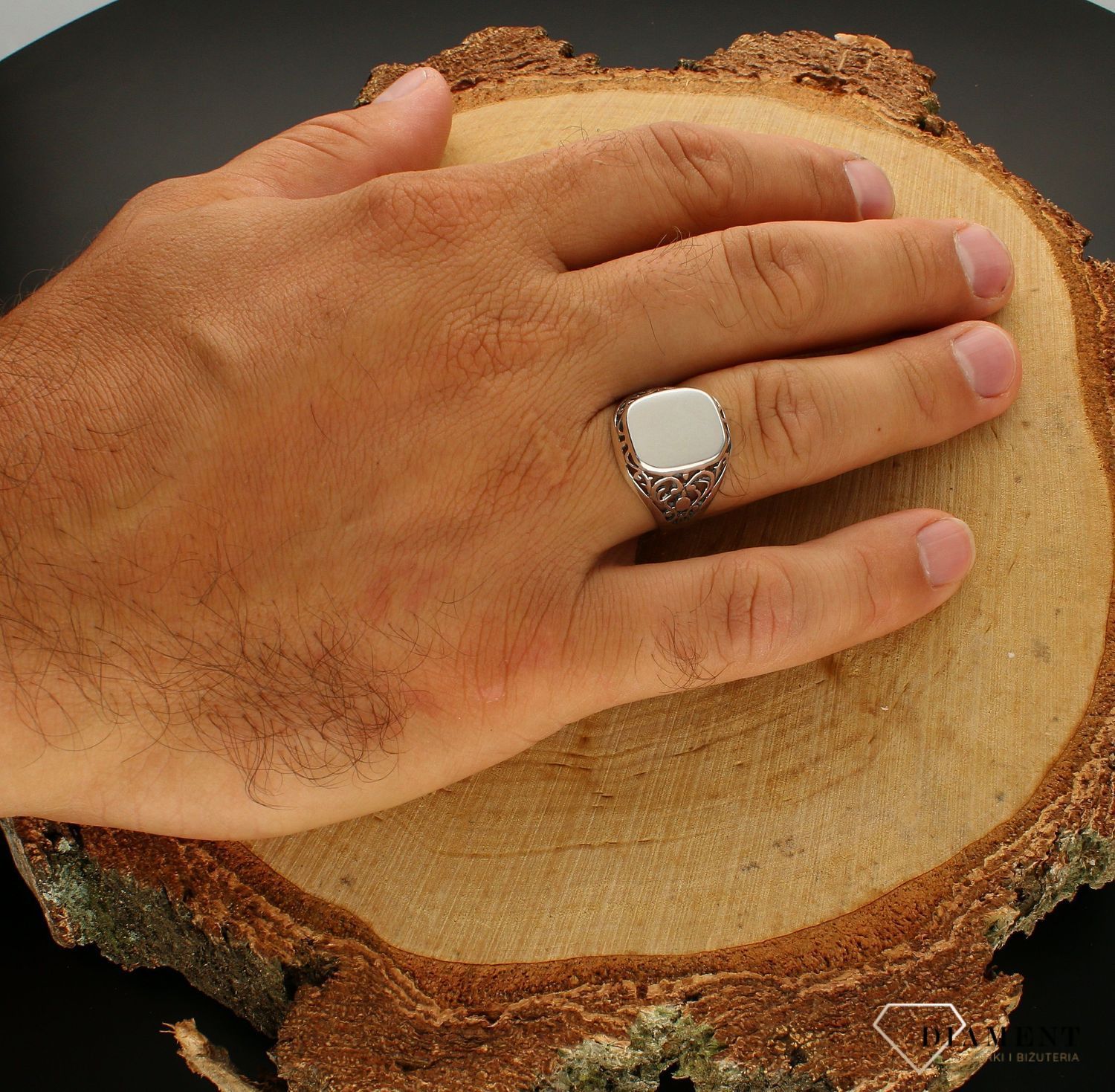 Pierścionek srebrny gładki 925 sygnet z ozdobnym tłoczeniem DIA--PRS-400513 AT-925. Pierścionek srebrny, gładki. Wyjątkowy pierścionek wykonany ze srebra, ozdobiony srebrną, gładką, blaszką  i ozdobnym tłoczeniem po bokach (1).jpg